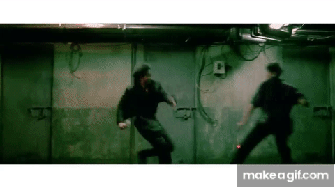 Oh Dae-su kämpft mit einem Hammer gegen mehrere Widersacher in einer intensiven Kampfszene aus dem Film "Oldboy".