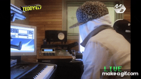 Der koreanische Produzent Teddy Park wendet sich der Kamera zu und sagt: "Welcome to my studio."